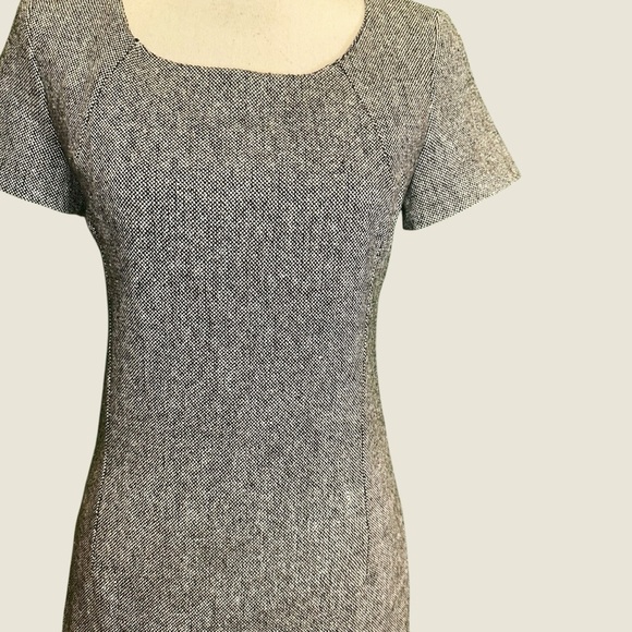 BCBGMaxAzria Black & White Tweed Scoopneck Short Sleeve
Mini Shift Dress Size M - Picture 12 of 13
